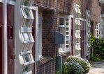Karakteristieke raampartijen en en in de gevel verlopende bakstenen onder de ramen.
<br/>
Marcel Westhoff, juni 2015